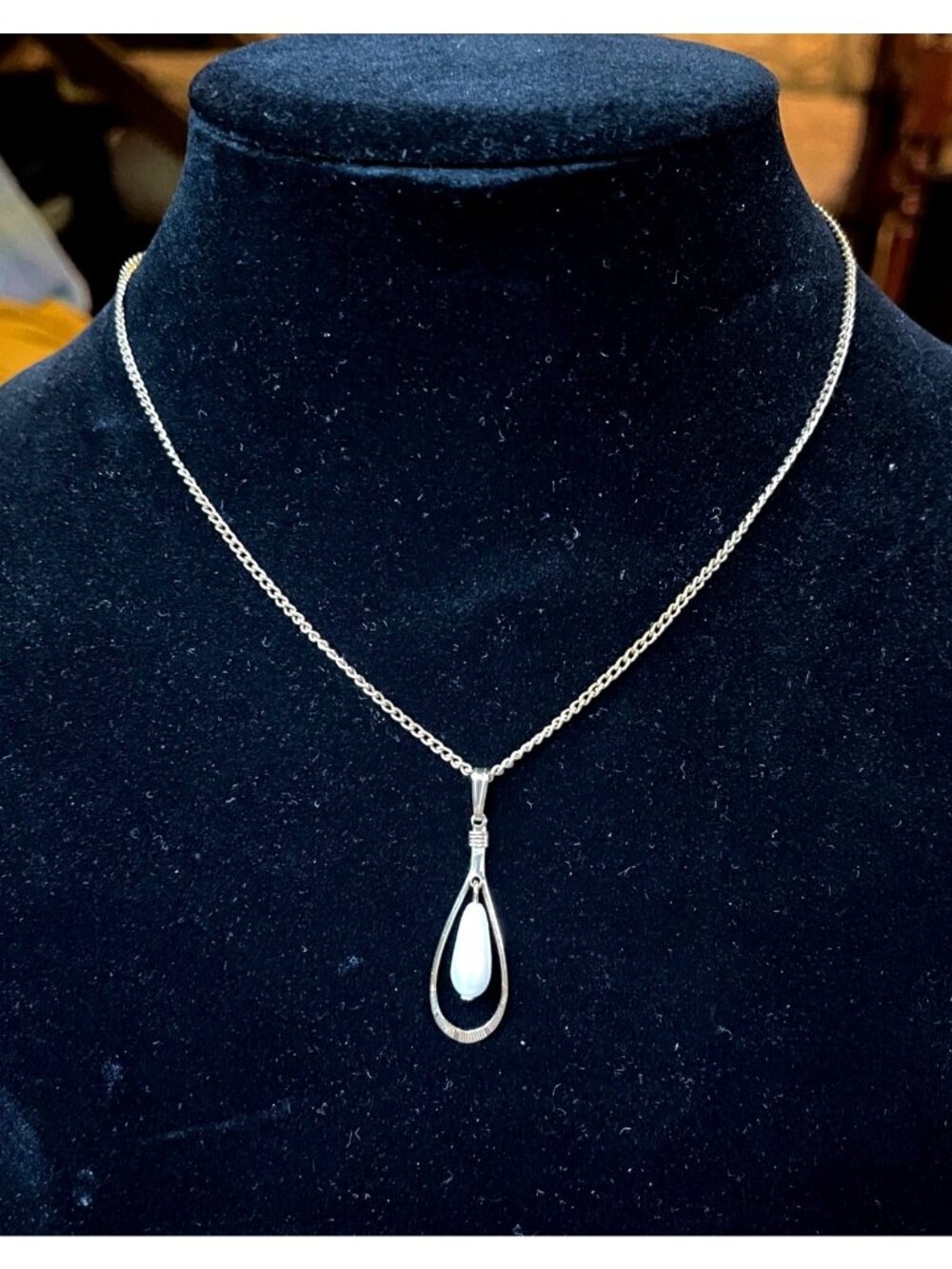 Vintage 70s Sarah Coventry Snow Drop Pendant Necklace MCM
